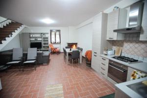 O bucătărie sau chicinetă la Villa Santa Maria