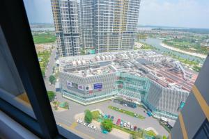 a view of a large building from a window at STUDIO Vinhomes Grand Park , thành phố Hồ Chí Minh in Long Bình