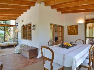 a dining room with a white table and chairs at Sa casa des Padrino in Santa Ponsa