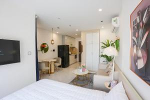 a bedroom with a bed and a living room at STUDIO Vinhomes Grand Park , thành phố Hồ Chí Minh in Long Bình