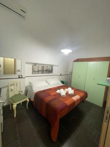 a bedroom with a bed with two towels on it at Casa Frisella in Marsala