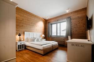a bedroom with a large bed and a window at StrandBerg's Stadt Chalet in Braunlage