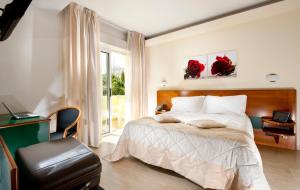 Rúm í herbergi á Astoria Suite Hotel