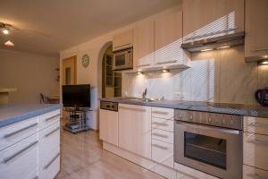 Kuchyň nebo kuchyňský kout v ubytování Appartement Unterbering