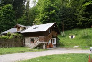 a house in the middle of a forest at Dom w Kwiatach in Ojców