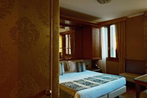 a bedroom with a bed and a window at Hotel Pensione Wildner in Venice