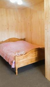 a bedroom with a wooden bed in a cabin at Топірець in Vorokhta