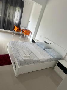 a white bed in a room with a table and a chair at Casa de Mel&Niky in Paul