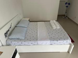 a bed in a small room with a mattress at Casa de Mel&Niky in Paul