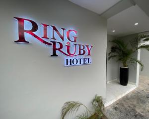 ein Schild für ein Ring Riley Hotel an einer Wand in der Unterkunft Ringruby Hotel, Oladipo Bateye in Lagos