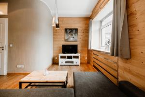 a living room with a couch and a table at StrandBerg's Stadt Chalet in Braunlage