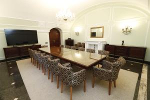 a conference room with a large table and chairs at Garni Hotel Leopold I in Novi Sad