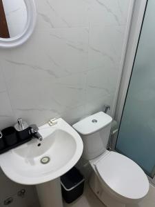 a bathroom with a white toilet and a sink at Casa de Mel&Niky in Paul