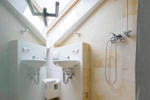 a bathroom with two sinks and a shower at Nengshof Ferienhaus Gänseblümchen in Wißmannsdorf