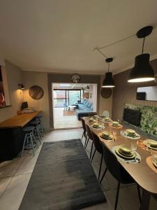 a living room with a long table and chairs at Vakantiehuis 2 Wheels 2 Relax in Wellen