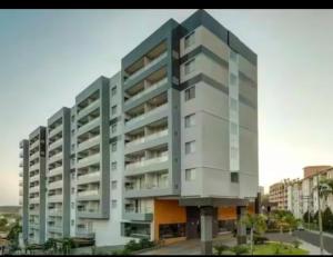 a large white apartment building in a city at Flat veredas 300 metros HOT PARK com ar na sala in Rio Quente