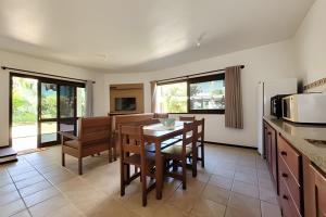 a kitchen and dining room with a table and chairs at Casa Morrinhos 17 in Garopaba