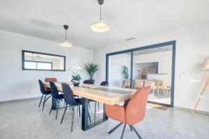 a dining room with a table and chairs at BELLEVUE 1, piscine, jacuzzi, sauna in Champcevinel