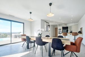 a kitchen and dining room with a table and chairs at BELLEVUE 1, piscine, jacuzzi, sauna in Champcevinel