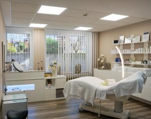 sala szpitalna z łóżkiem i oknem w obiekcie Hotel von Euch w mieście Meppen