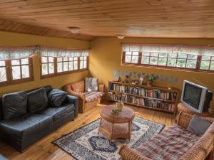 a living room with a couch and a tv at Casa Chueca - DiVino in Talca