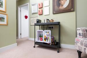 a black cart with a refrigerator in a room at LUXURIOUS Country Rooms in Hurley - THE FOX in Hurley