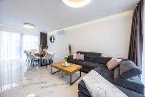a living room with a couch and a table at Villa Lilien Residence Tatry in Veľká Lomnica