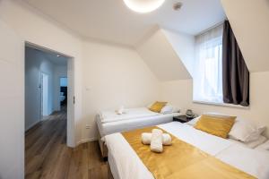 a bedroom with two beds and a window at Villa Lilien Residence Tatry in Veľká Lomnica