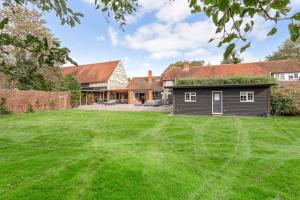 a house with a large lawn in front of it at LUXURIOUS Country Rooms in Hurley - THE FOX in Hurley