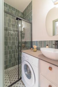 a bathroom with a washing machine and a sink at Cloud Comfort Studio Willa Miejska Górka in Miejska Górka