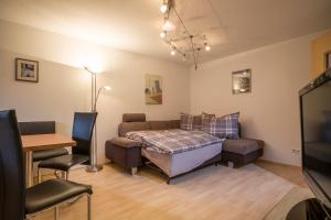 - un salon avec un canapé et un lit dans l'établissement Appartement Unterbering, à Söll