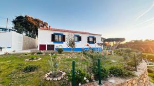 a house with a garden in front of it at Casa do Ti Chico in São Luis