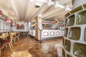 a restaurant with tables and chairs in a room at APPARTAMENTI LATEMAR con PISCINA e SAUNA in Cavalese