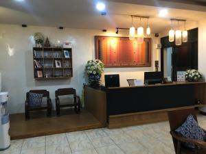 a waiting area of a salon with chairs and a counter at ปริญศิริ เพลส2 in Phrae