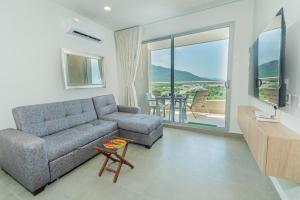 a living room with a couch and a table at Elemnt Rentals in Santa Marta
