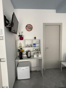 a kitchen with a counter with a stove and a tv at La casa di Fiore in Vico Equense