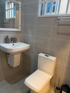 a bathroom with a toilet and a sink at Appartement Kekely in Yovo Kopé