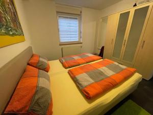 two beds sitting next to each other in a room at Ferienwohnung Karin in Losheim