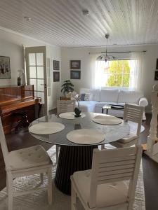 a living room with a table and a piano at Kaliininkuja 1 in Lapua