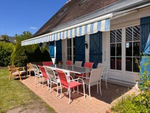 a table and chairs sitting outside of a house at Honfleur - grande maison familiale avec jardin in Honfleur