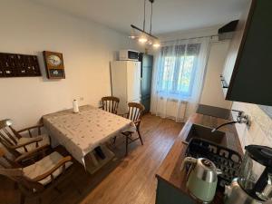 a kitchen and dining room with a table and chairs at Magnolia guest house in Karlovac