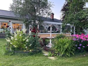 a garden with flowers in front of a house at Kaliininkuja 1 in Lapua