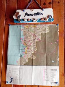a map of the united states with figurines on it at Habitación Bosque Mar in Isla Negra