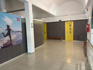a hallway with a mural of a woman on the wall at Alberg Deltebre Xanascat in Deltebre