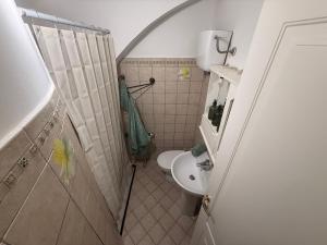 a small bathroom with a toilet and a sink at Il Vicolo in Vibo Valentia
