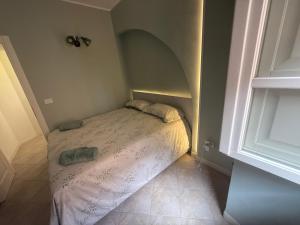 a small bed in a corner of a bedroom at Il Vicolo in Vibo Valentia