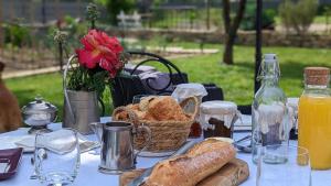 a table with bread and a basket of bread at La Maison in Mirebeau-sur-Bèze