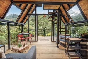 a room with a view of a tree house at Glamping en El Retiro in El Retiro