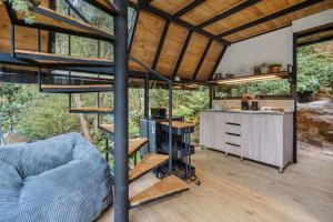 a kitchen and living room in a house at Glamping en El Retiro in El Retiro
