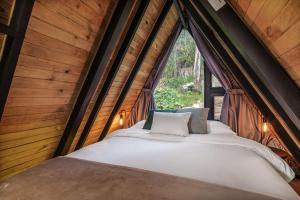 a large bed in a room with a window at Glamping en El Retiro in El Retiro
